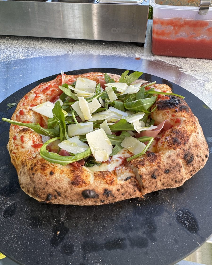 Pizza Parma mit Parmaschinken und Parmesansplittern