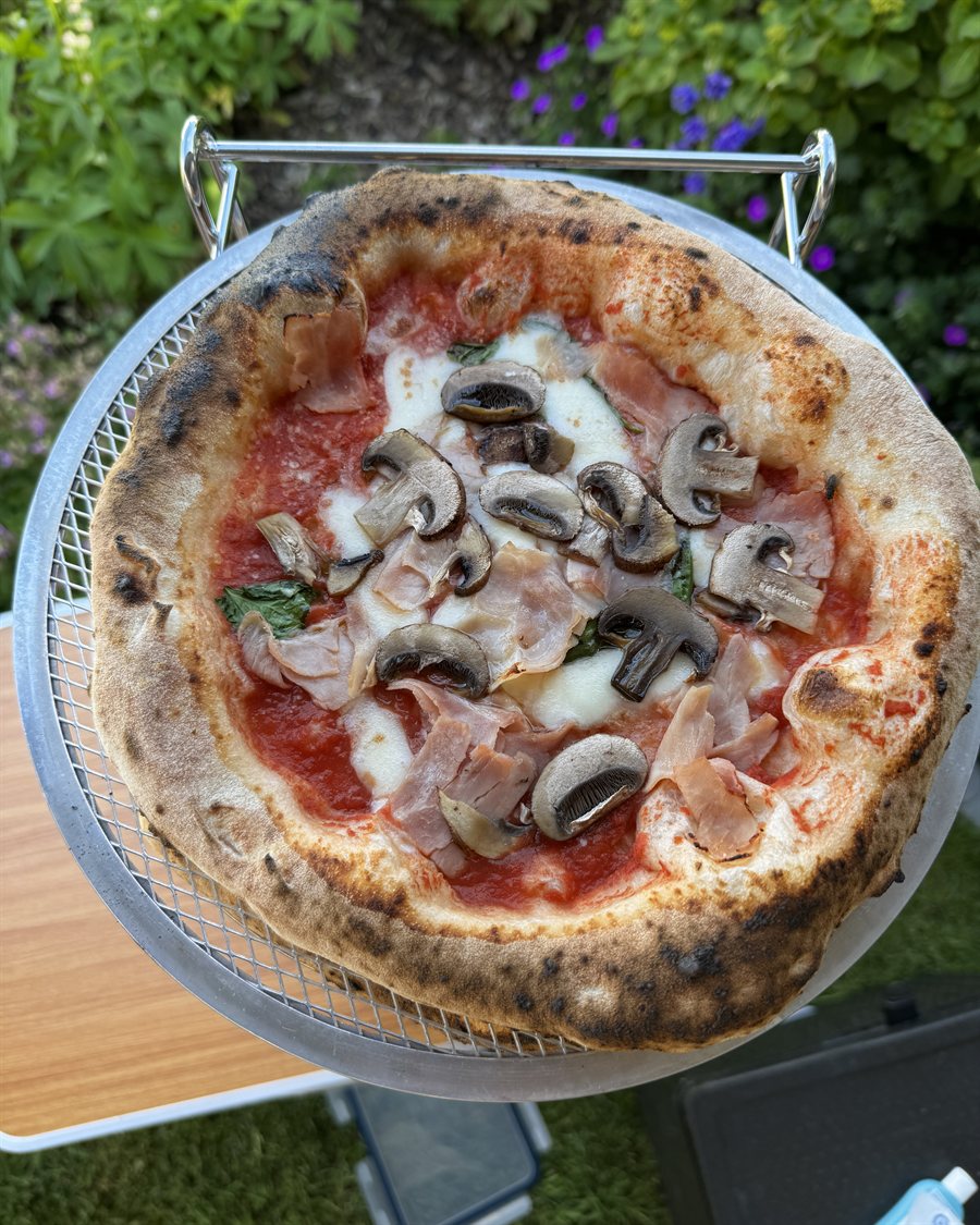 Pizza Prosciutto e Funghi mit Schinken und Champignons