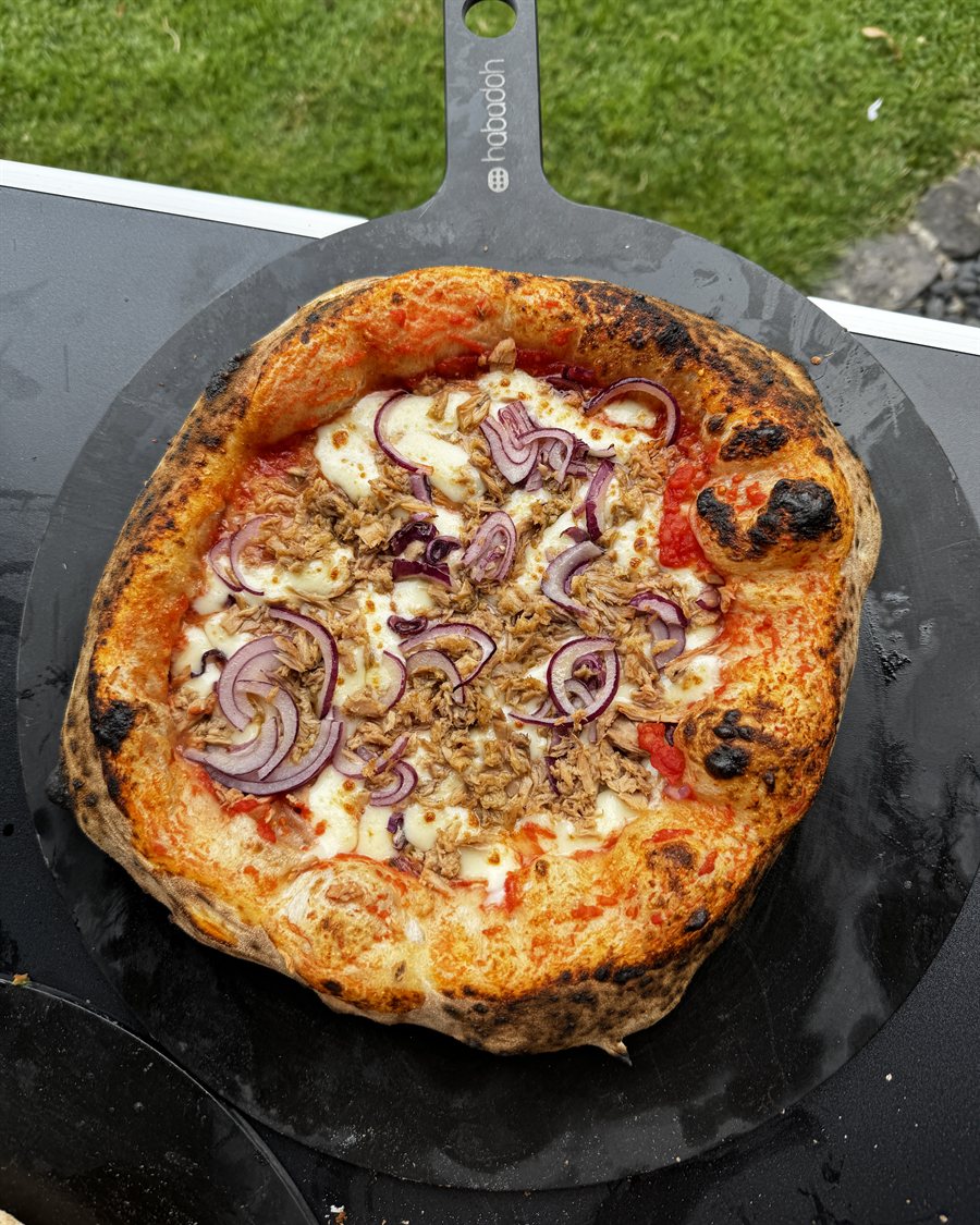 Pizza Tonno mit Thunfisch und roten Zwiebeln
